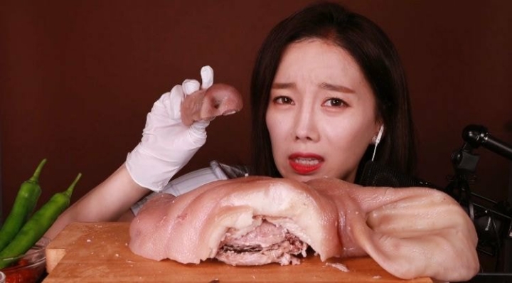 이번엔 통돼지머리 먹방하는 유튜버 (혐오주의) | 인스티즈