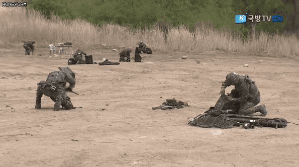 혹한기 훈련하는 통신병.gif | 인스티즈