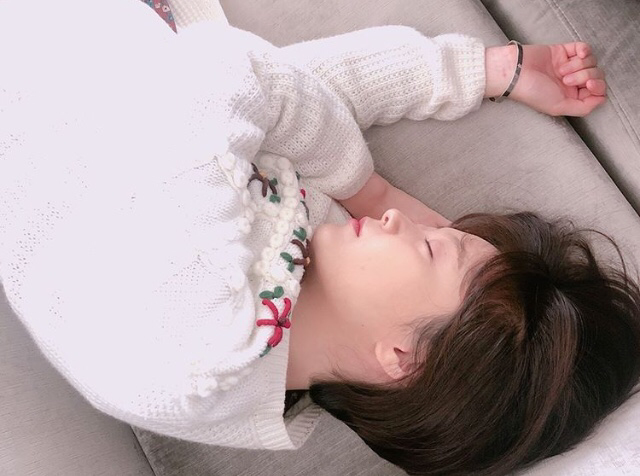 드라마 촬영 대기 중에 잠든 전소민.jpg | 인스티즈