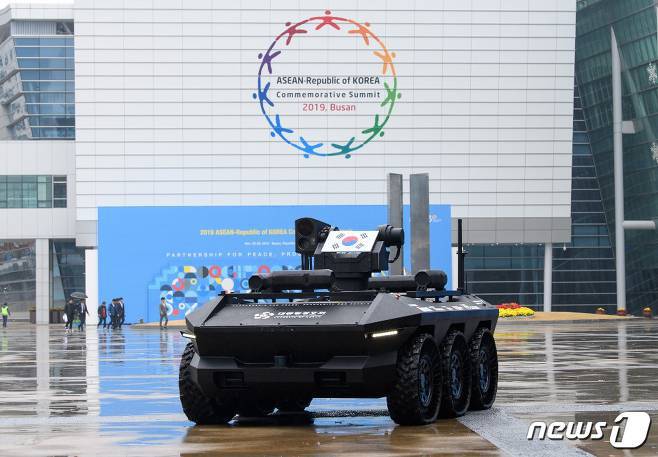 한- 아세안 회담장의 경호차.jpg | 인스티즈