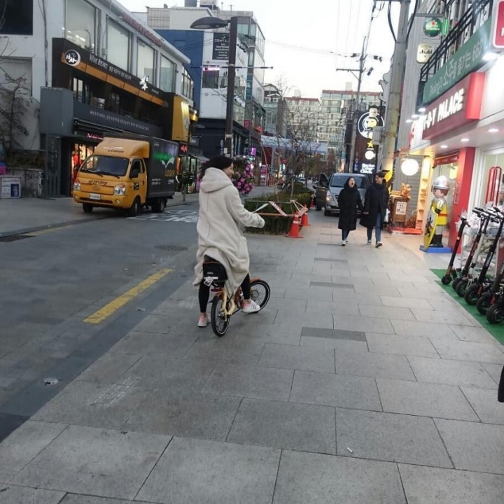 자전거 사러간 트와이스 지효 ㄷㄷㄷ | 인스티즈