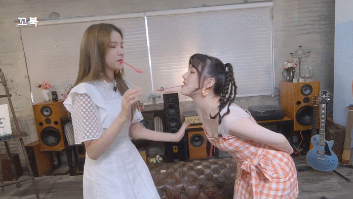 입으로 구슬 옮기는 여자친구 예린이.gif | 인스티즈