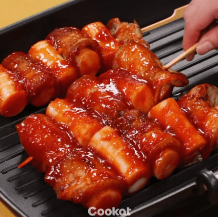 삼겹살 떡꼬치 제조 과정.gif | 인스티즈