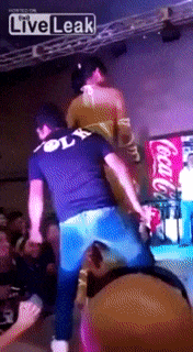 무대에 난입한 남자의 최후 | 인스티즈