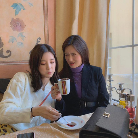 크로아티아에서 일을 하고 있는 에이핑크 초롱 보미.jpg | 인스티즈