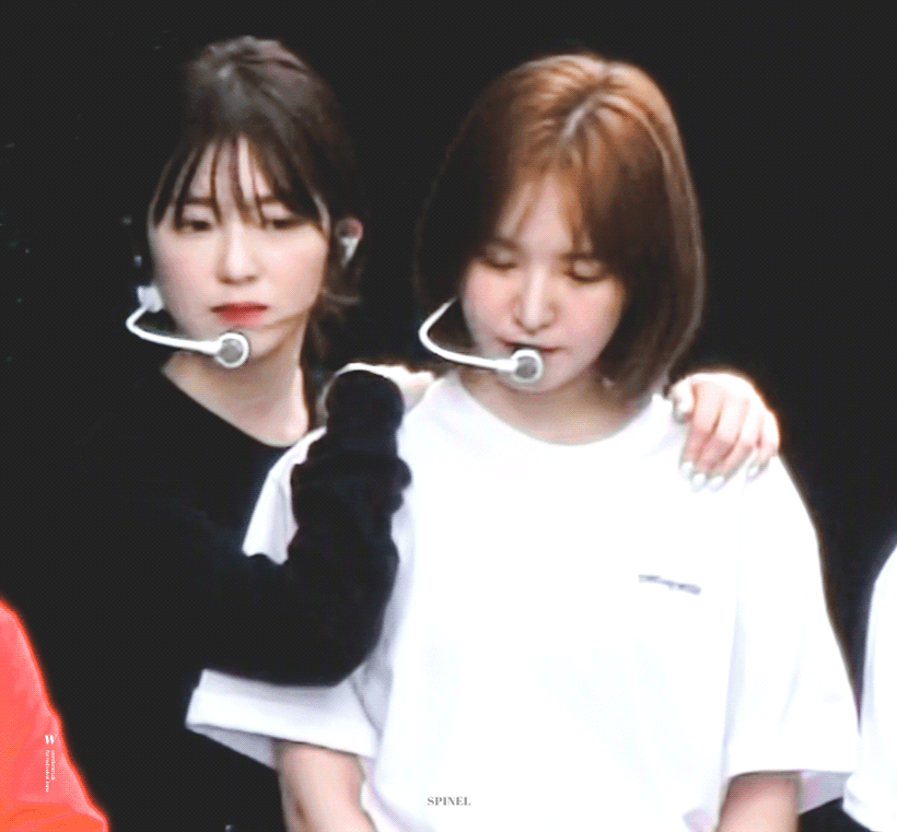 리허설 대기중에 웬디 껌딱지가 된 아이린.jpgif | 인스티즈