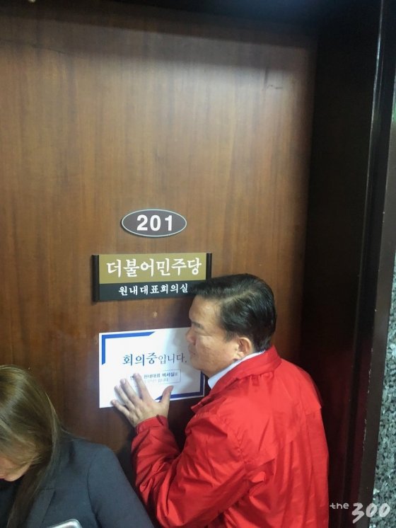 마리화나와 LSD를 포함한 3kg의 마약을 쉴드치는 민경욱 | 인스티즈