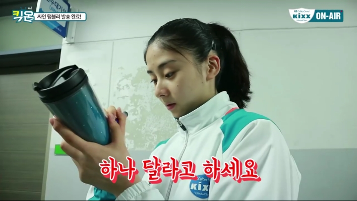 텀블러에 싸인하는 여배선수들.jpg | 인스티즈