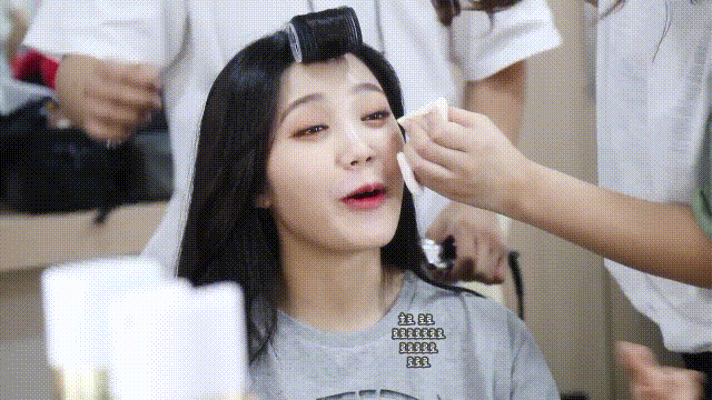 콘서트 전 화장 받는 에이핑크 정은지.gif | 인스티즈