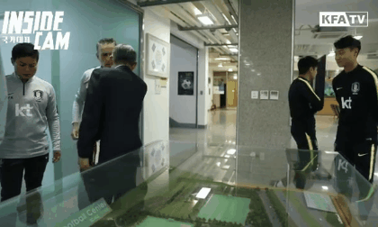 아직 카메라가 어색한 이강인.gif | 인스티즈