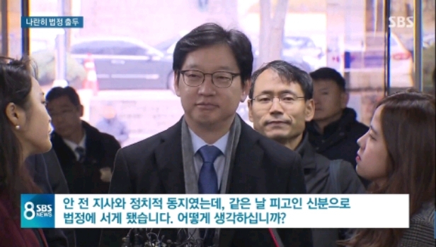 김경수 경남지사에게 질문하는 여기자.jpg | 인스티즈