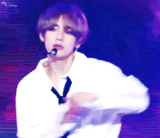 방탄소년단 뷔의 무대 위 표정 연기.gif | 인스티즈