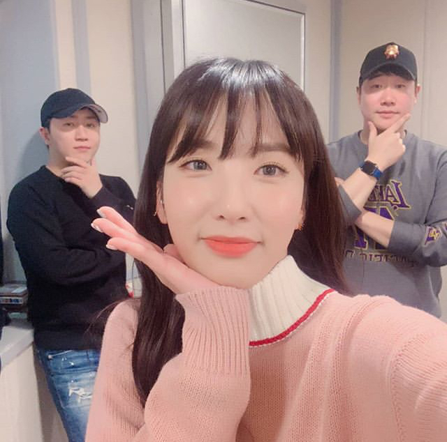 훈남들과 사진 찍은 지숙 | 인스티즈