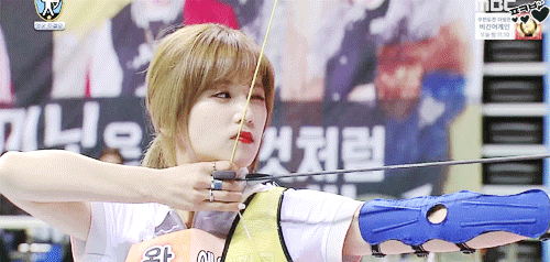 [에이핑크] 활 쏘는 박초롱 vs 윤보미.gif | 인스티즈