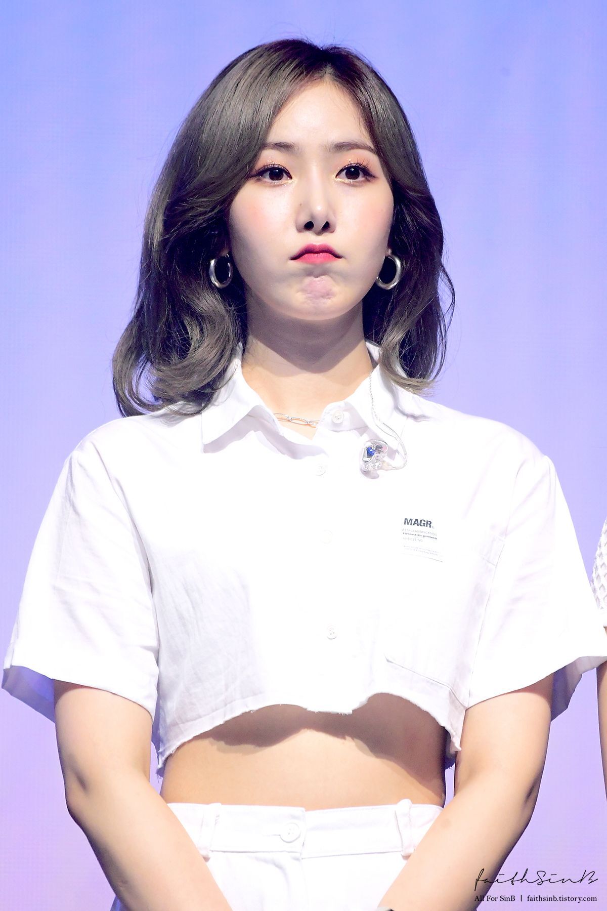 졸다가 보니까 은근히 미인인 듯한 여자친구 신비.jpgif | 인스티즈