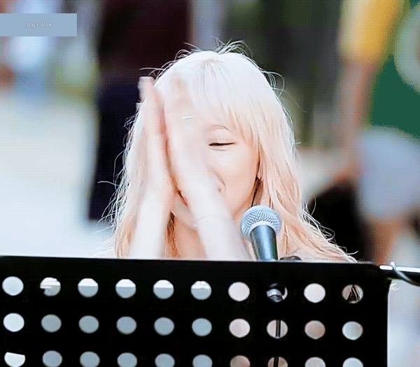 베를린 현지인들에게 손가락 하트 알려주는 탱구.gif | 인스티즈