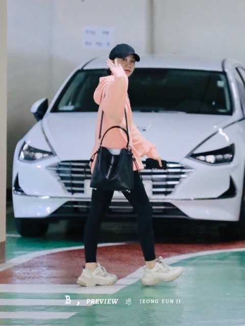 팬들 에게 인사하는 에이핑크 정은지.jpg | 인스티즈