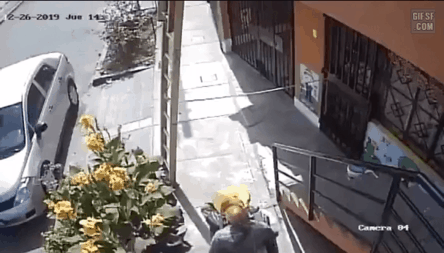 통행 방해하는 사다리 치워버리는 휠체어 노인.gif (혐오주의) | 인스티즈