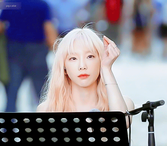 베를린 현지인들에게 손가락 하트 알려주는 탱구.gif | 인스티즈