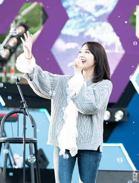 무대 비누방울 효과 속 에이핑크 정은지.jpgif | 인스티즈
