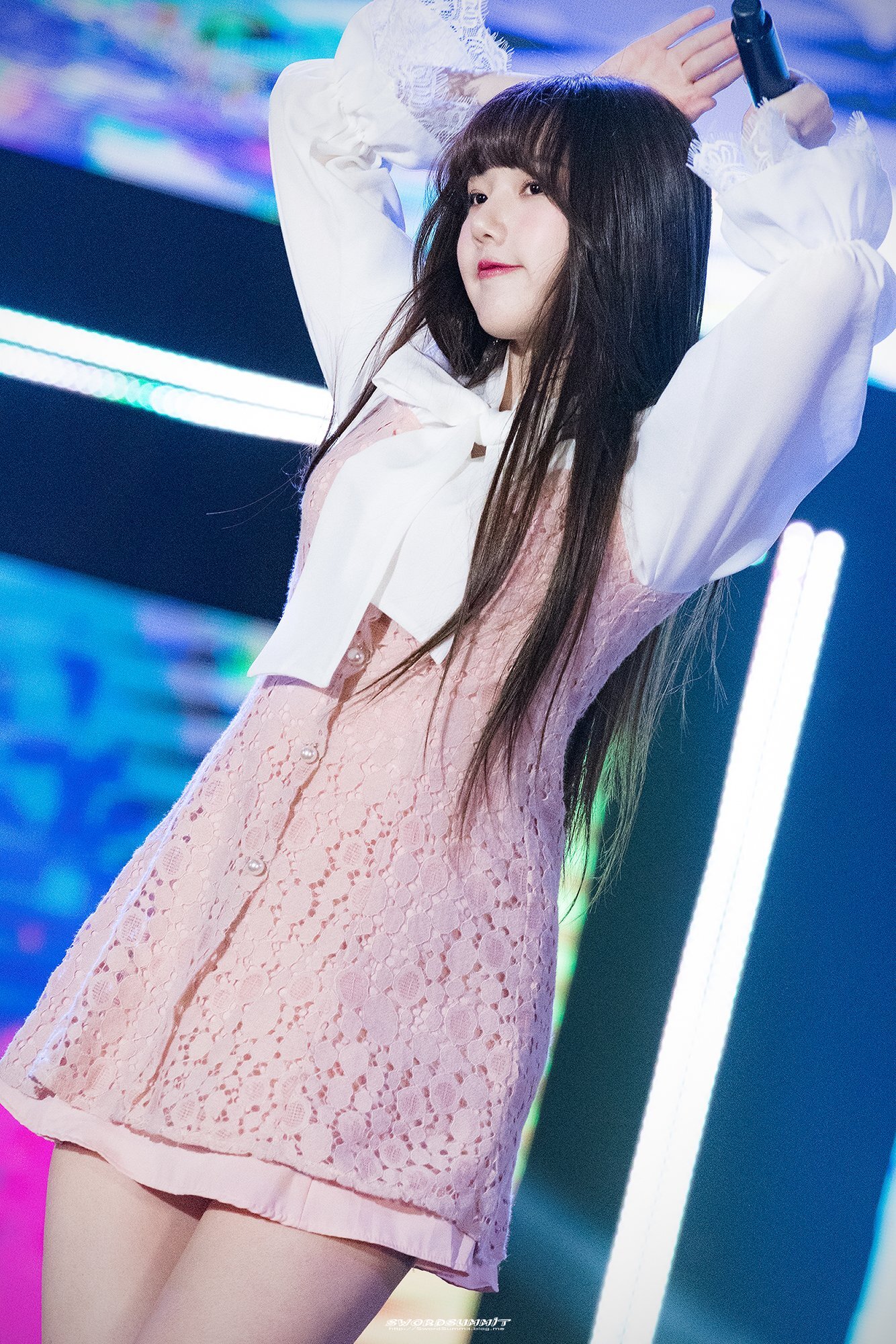 앞구르기 하고 보니까 은근히 미인인 듯한 여자친구 예린이.jpgif | 인스티즈