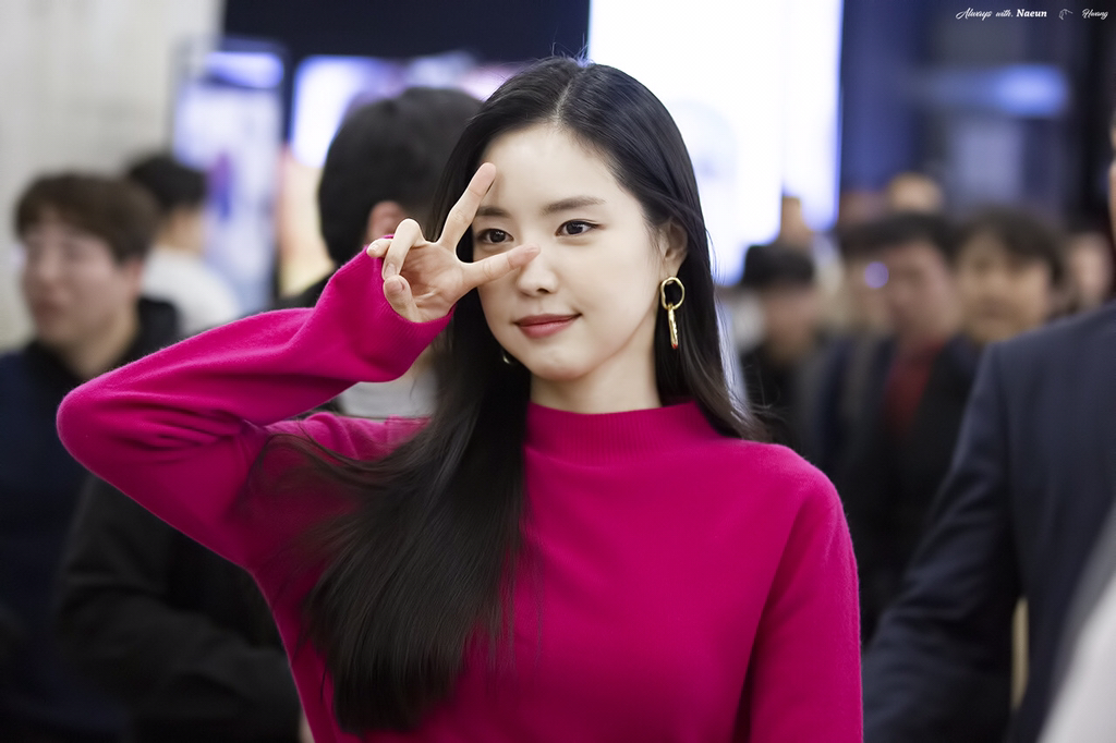 [에이핑크] 맘스터치는 역시 딥치즈버거라서 나은이 | 인스티즈