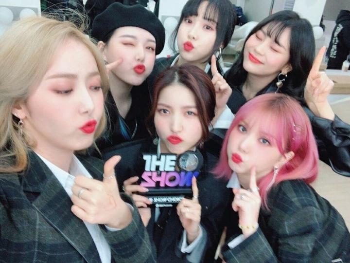 아기자기한 여자친구 은하손🌸 | 인스티즈
