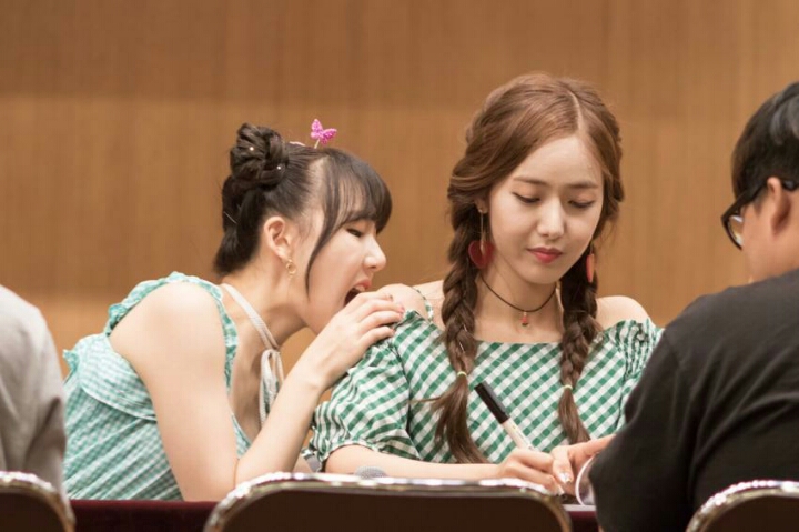 여자친구 신비한테 애정표현하는 예린씨 | 인스티즈