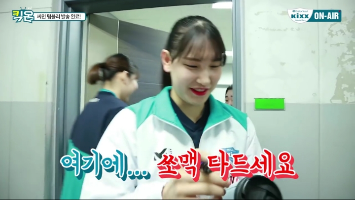텀블러에 싸인하는 여배선수들.jpg | 인스티즈