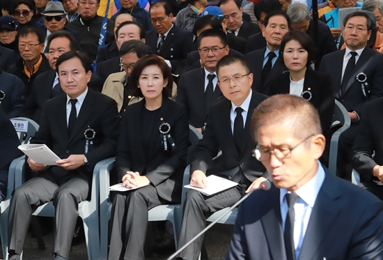 한국당 다카기 마사오 묘소 헌화.jpg | 인스티즈