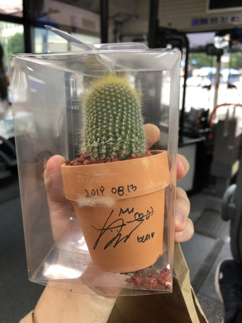 생일 팬미팅에 팬들에게 선물 주는 에이핑크 뽐이.jpg | 인스티즈