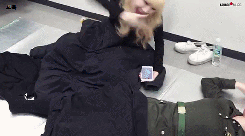 여자친구 은하를 만지는 예린이.gif | 인스티즈