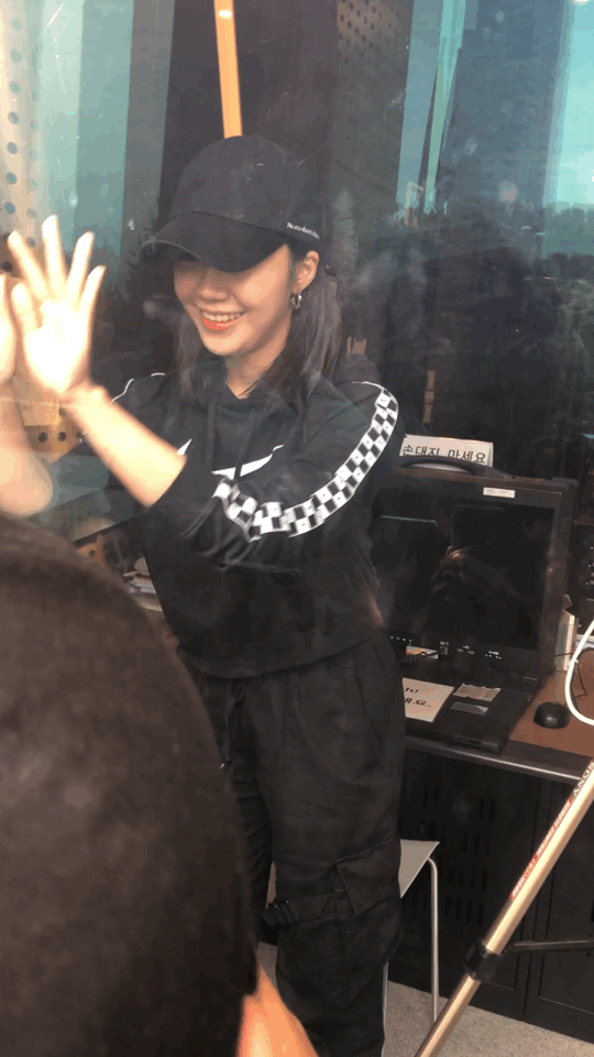 아가한테 인사 하고 하트 하는 에이핑크 정은지.gif | 인스티즈