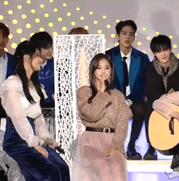 MAMA취향저격으로 관객들 귀 살살녹인 규리 나경 하영.GIF | 인스티즈