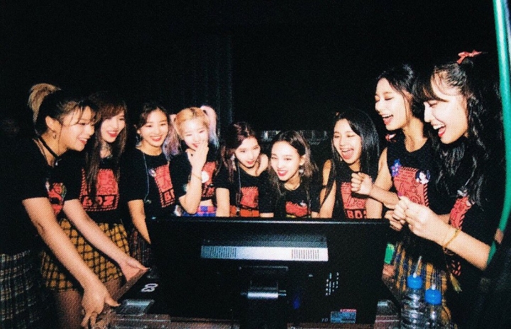 이쯤에서 다시 보는 KPOP 걸그룹 역사상 최초의 돔투어가 발표되던 순간 | 인스티즈