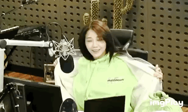 외투 벗고 입는 에이핑크 정은지.gif | 인스티즈