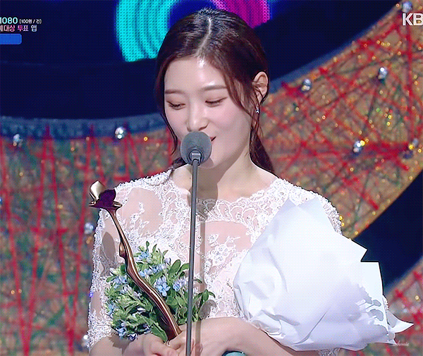 핫이슈 예능인상 받은 정채연.gif | 인스티즈