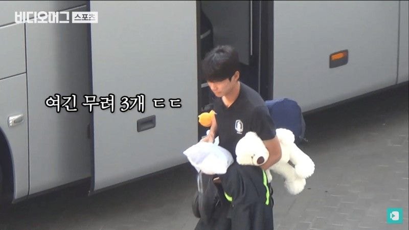 이동할 때마다 인형 안고 다니는 U20 선수들.jpg | 인스티즈