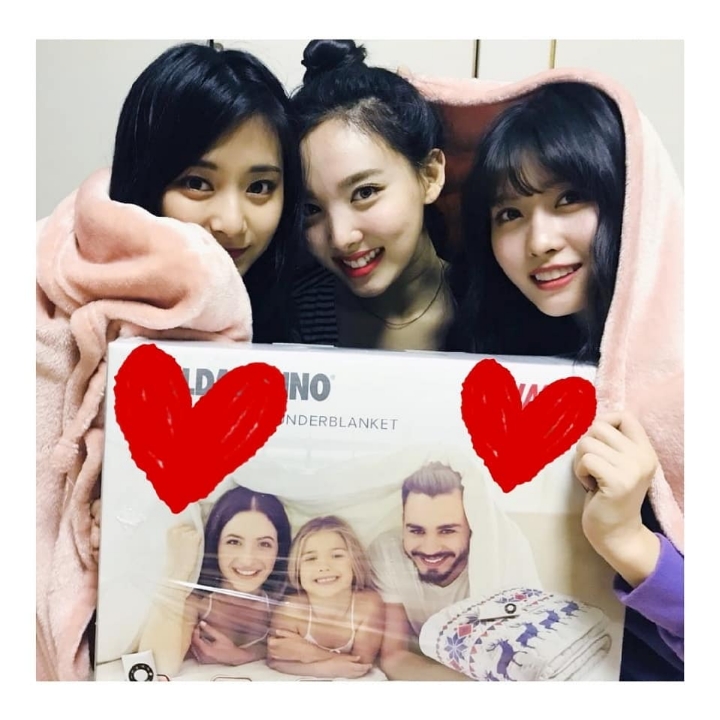 최화정씨에게 선물받은 전기매트 인증하는 트와이스.jpg | 인스티즈