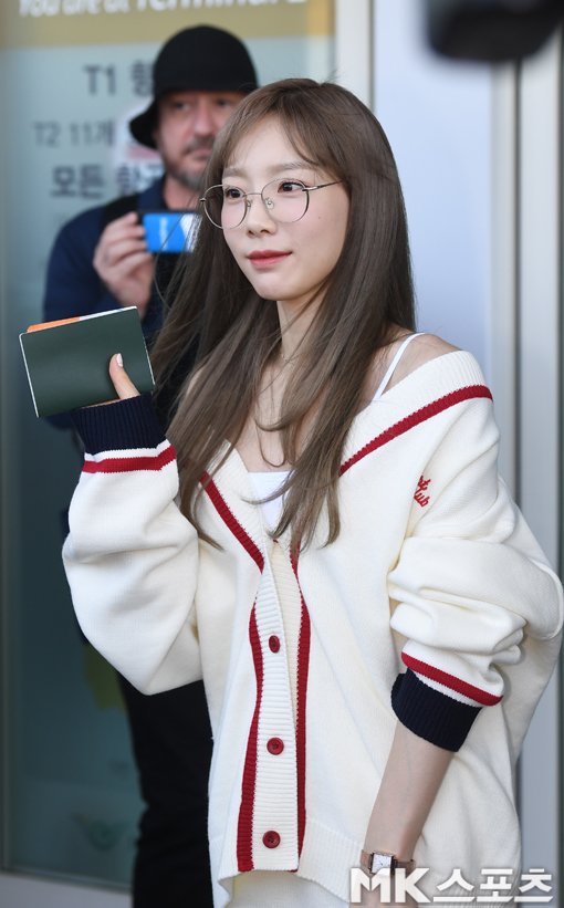 오늘자 새로운 헤어컬러로 염색하고 공항에 나타난 태연 | 인스티즈