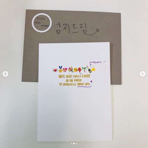 쏘스뮤직 직원분들에게 선물한 여자친구 엄지.JPG.GIF | 인스티즈