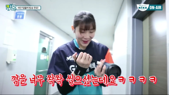 텀블러에 싸인하는 여배선수들.jpg | 인스티즈