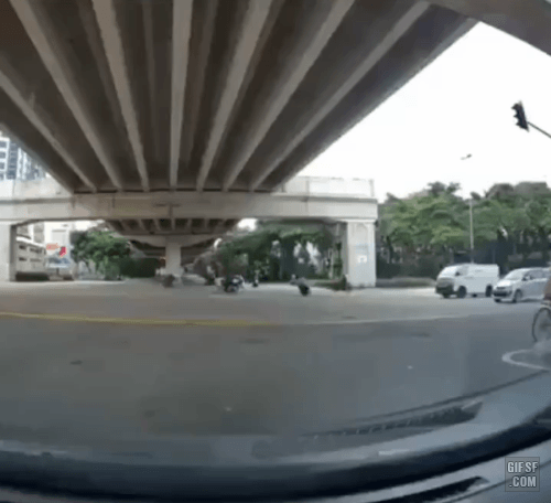 머리를 다친 오토바이 운전자 | 인스티즈