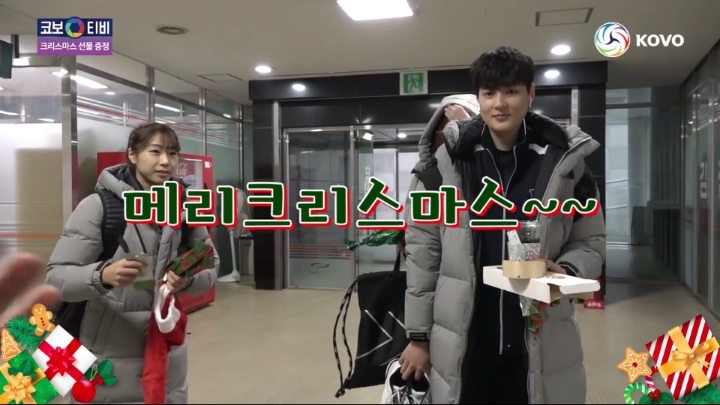 크리스마스 선물받는 기업은행 선수들.jpg | 인스티즈