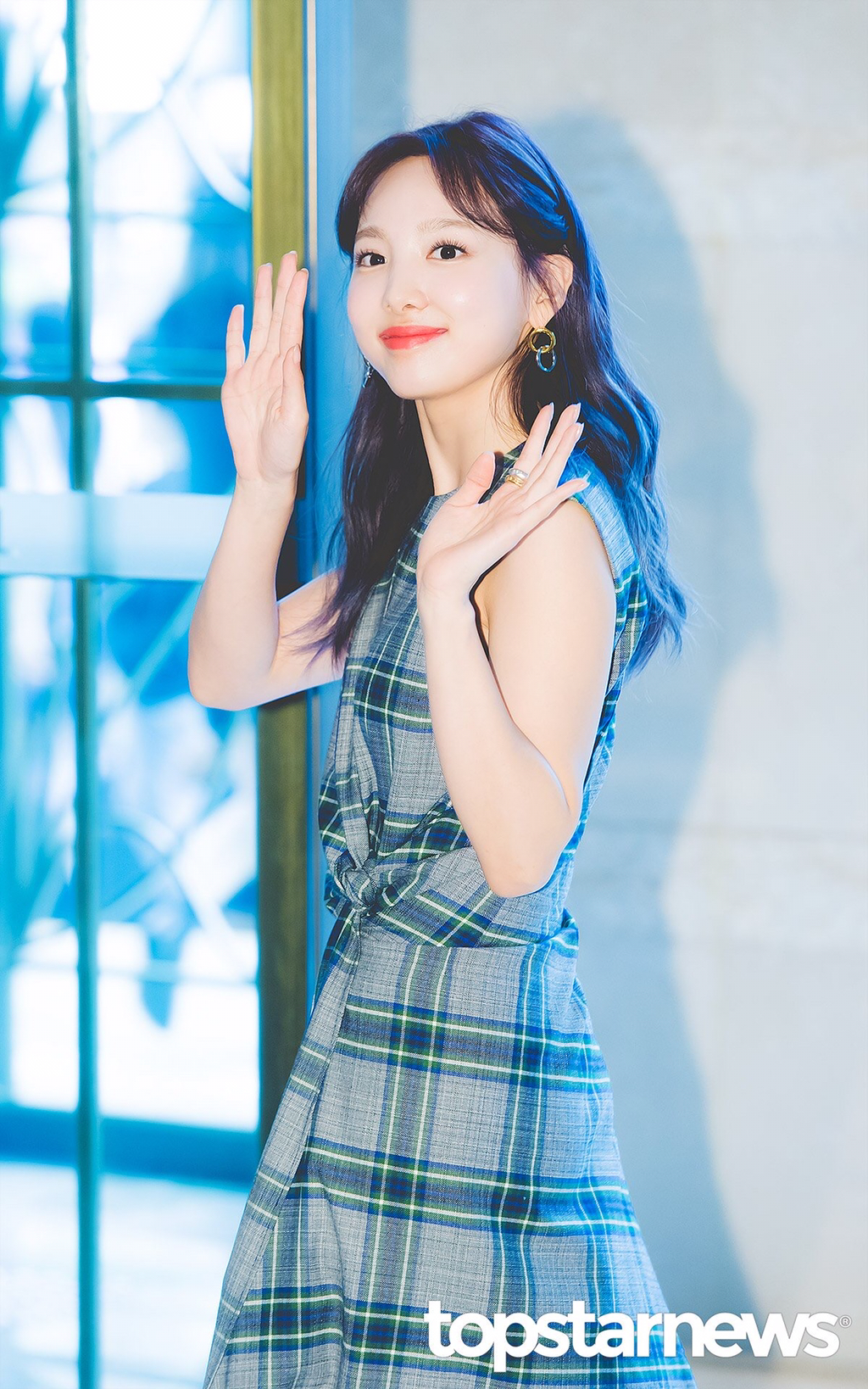 막내 쯔위가 좋아 포옹하는 맏내 나봉이 | 인스티즈
