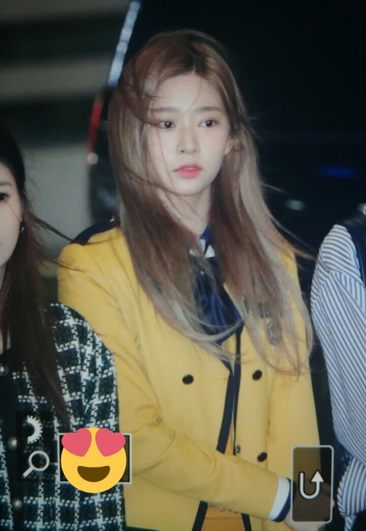 교복입고 출국하는 아이즈원 김민주 | 인스티즈