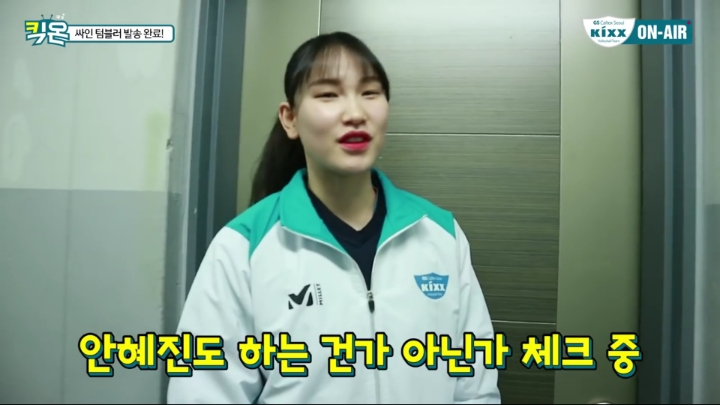텀블러에 싸인하는 여배선수들.jpg | 인스티즈