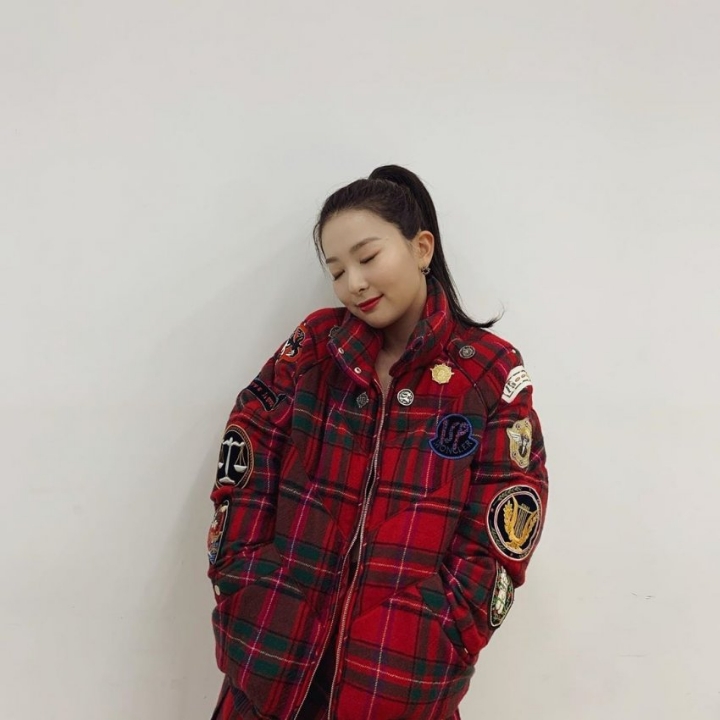 몽클레어 패딩 입어서 따뜻한 레드벨벳 슬기보고 만족해하는 선미 언니 | 인스티즈