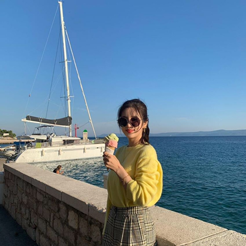 크로아티아에서 일을 하고 있는 에이핑크 초롱 보미.jpg | 인스티즈