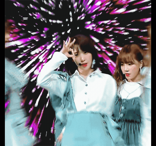 [아이즈원] 사쿠라에게 반해버리는 민주.gif | 인스티즈